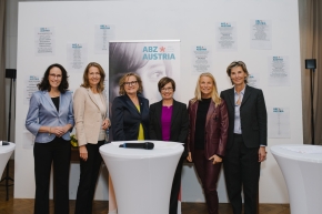 Kasia Greco, Claudia Mischensky, Manuela Vollmann, Doris Schmidauer, Doris Rose, Desirée Treichl-Stürgkh stehen vor einer Plakatwand, alle lächeln.