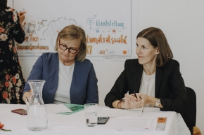 Manuela Vollmann und Daniela Schallert am Podium, ABZ*AUSTRIA ABZ*Circle Roundtable zur Nationalratswahl 2019